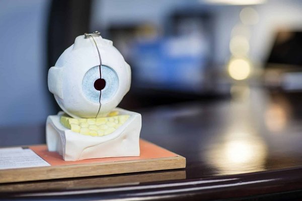 Come abbinare una giacca di jeans oversize per un look di transizione estate-autunno?