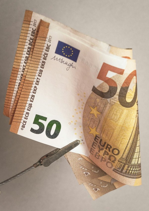 Come posso sfruttare le previsioni del mercato immobiliare per investire in una zona in riqualificazione a Genova?