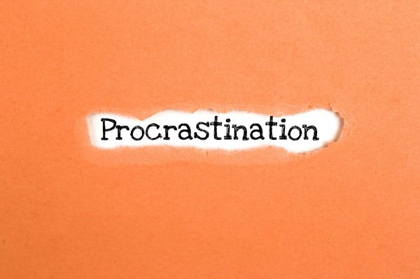 In che modo la terapia cognitivo comportamentale può aiutare nel trattamento della procrastinazione cronica?
