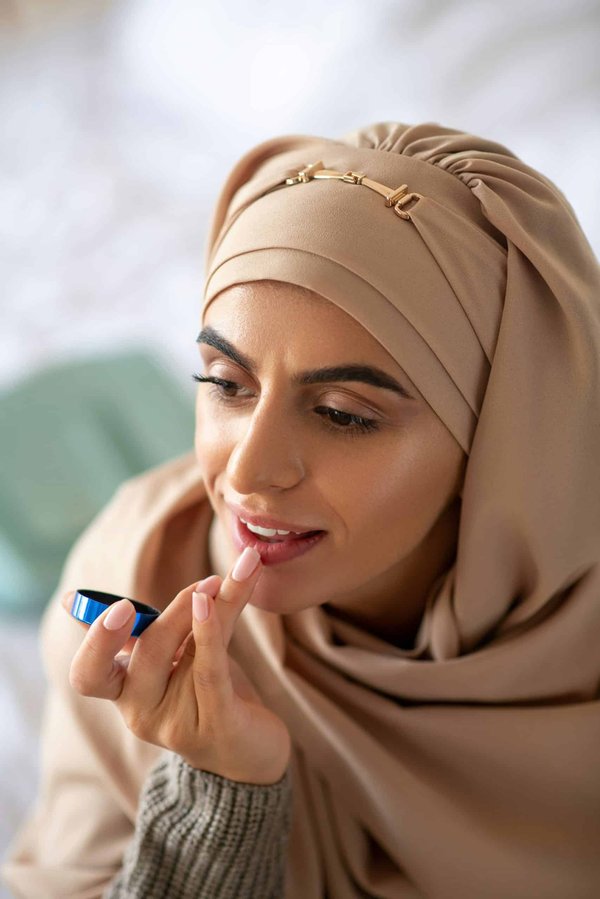 Come gestire l'equilibrio idroelettrolitico in ciclisti durante giri in ambienti caldi e umidi?